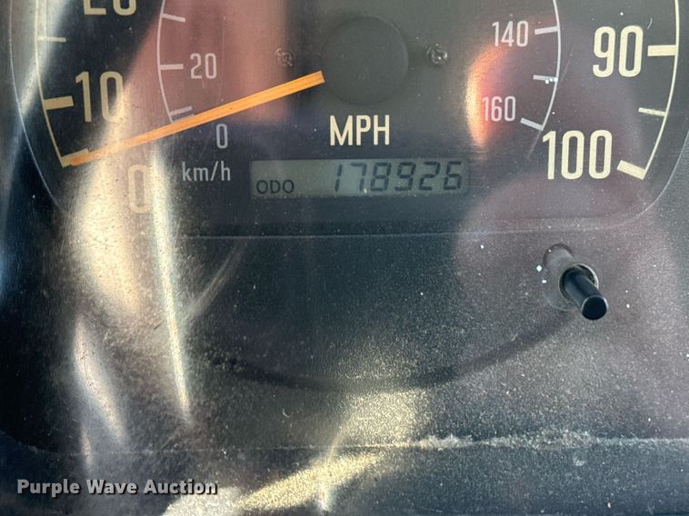 image for item EG2487 2003 Isuzu  NPR sprayer truck 