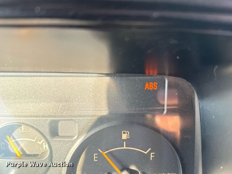 image for item EG2487 2003 Isuzu  NPR sprayer truck 