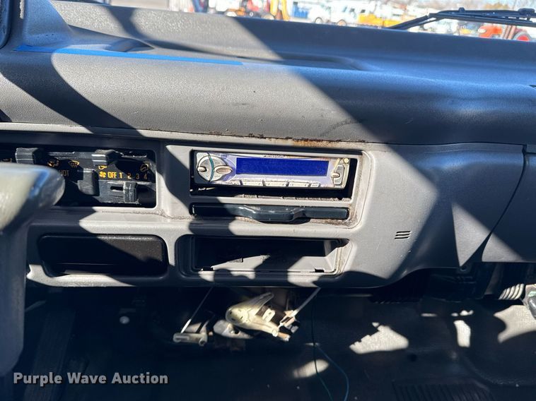 image for item EG2487 2003 Isuzu  NPR sprayer truck 