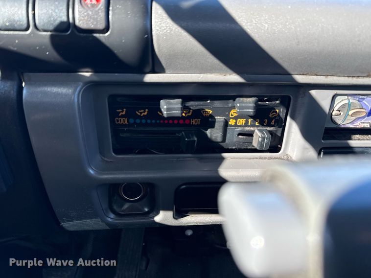 image for item EG2487 2003 Isuzu  NPR sprayer truck 