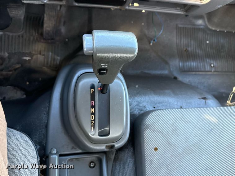 image for item EG2487 2003 Isuzu  NPR sprayer truck 