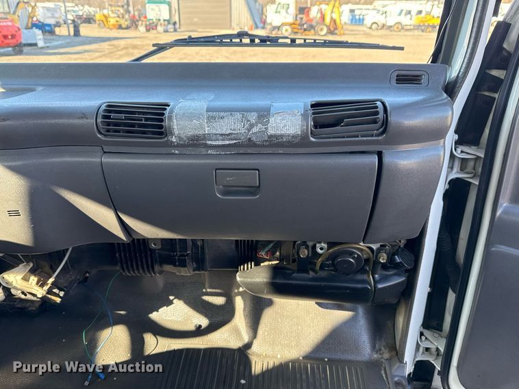 image for item EG2487 2003 Isuzu  NPR sprayer truck 