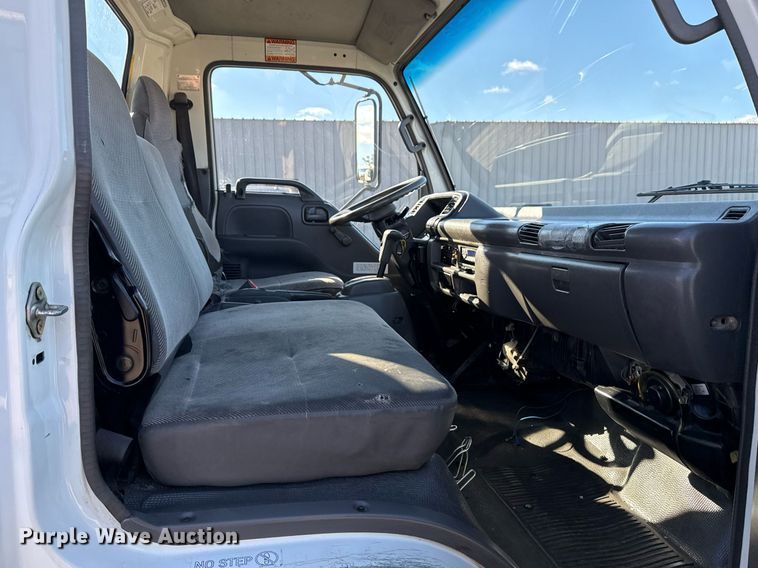 image for item EG2487 2003 Isuzu  NPR sprayer truck 