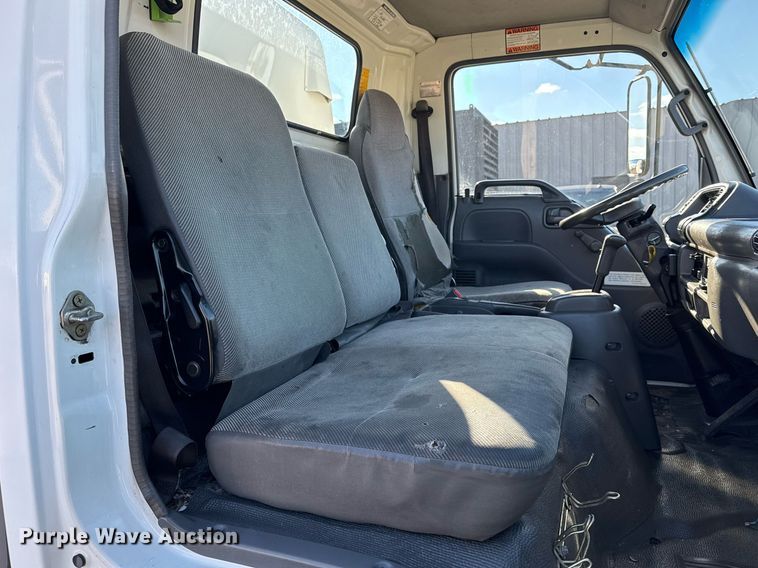 image for item EG2487 2003 Isuzu  NPR sprayer truck 