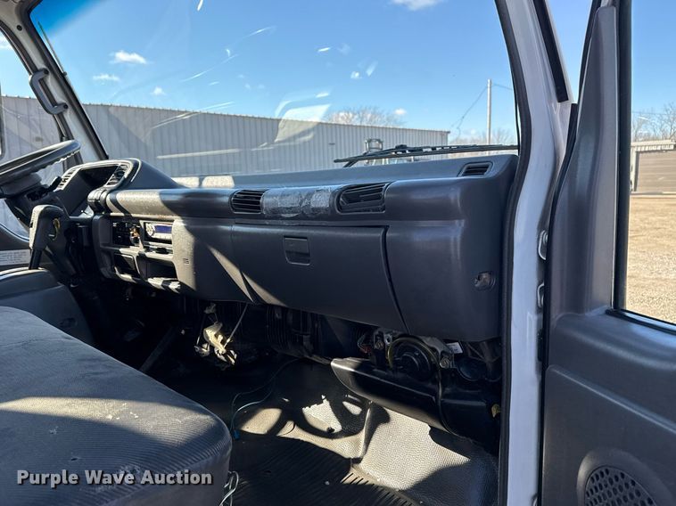 image for item EG2487 2003 Isuzu  NPR sprayer truck 