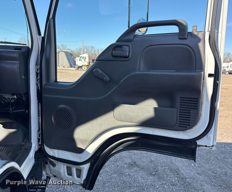 image for item EG2487 2003 Isuzu  NPR sprayer truck 