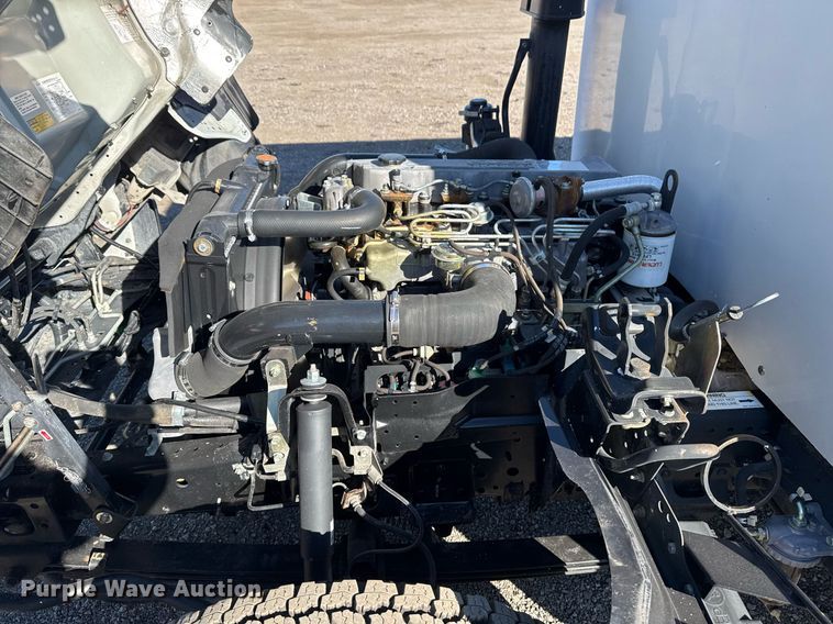 image for item EG2487 2003 Isuzu  NPR sprayer truck 