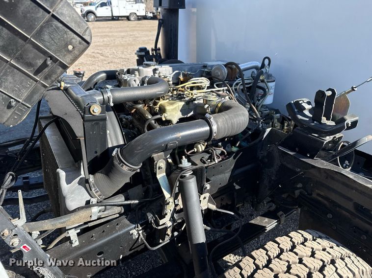 image for item EG2487 2003 Isuzu  NPR sprayer truck 