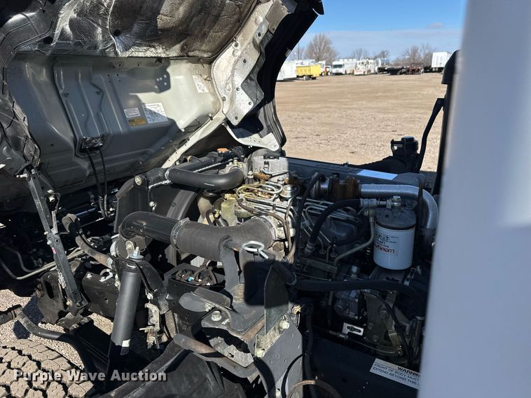 image for item EG2487 2003 Isuzu  NPR sprayer truck 