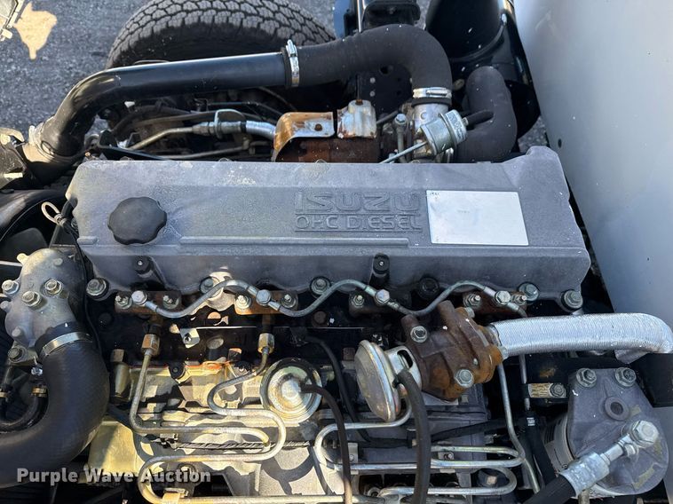 image for item EG2487 2003 Isuzu  NPR sprayer truck 