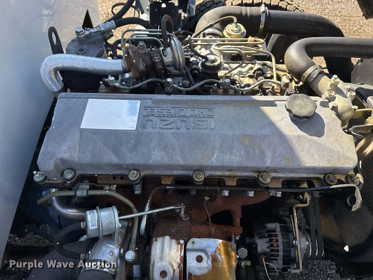 image for item EG2487 2003 Isuzu  NPR sprayer truck 