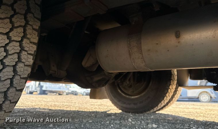 image for item EG2487 2003 Isuzu  NPR sprayer truck 