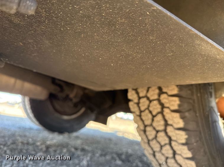 image for item EG2487 2003 Isuzu  NPR sprayer truck 