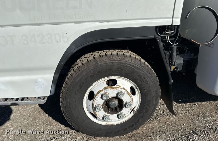 image for item EG2487 2003 Isuzu  NPR sprayer truck 