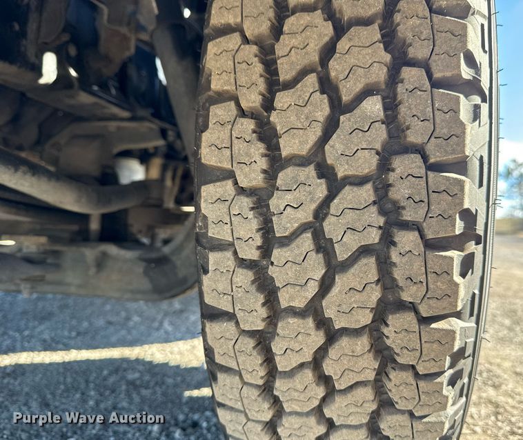 image for item EG2487 2003 Isuzu  NPR sprayer truck 