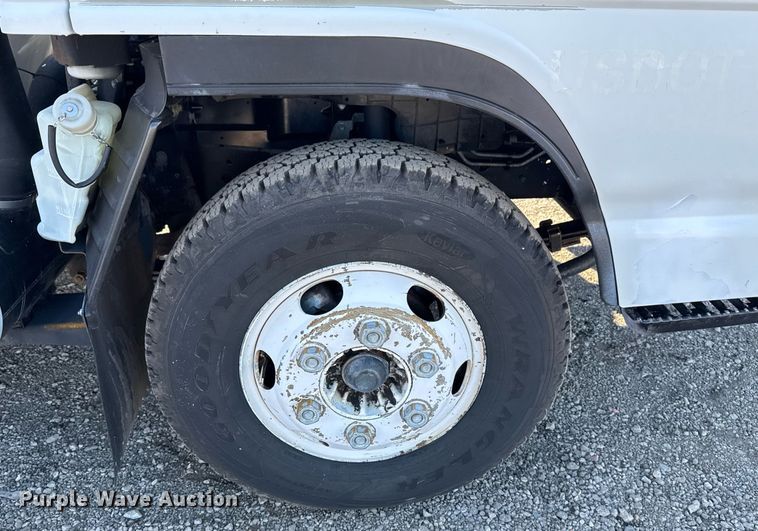 image for item EG2487 2003 Isuzu  NPR sprayer truck 