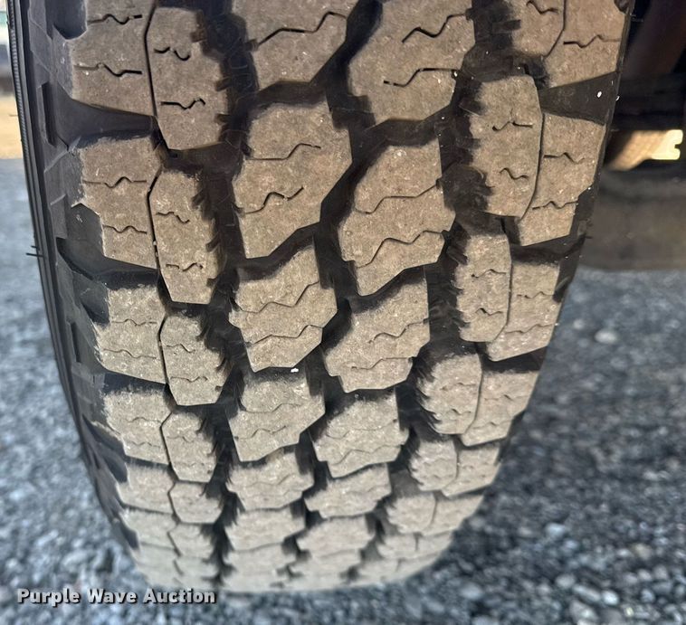 image for item EG2487 2003 Isuzu  NPR sprayer truck 