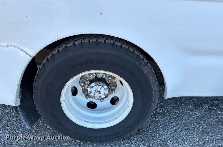 image for item EG2487 2003 Isuzu  NPR sprayer truck 