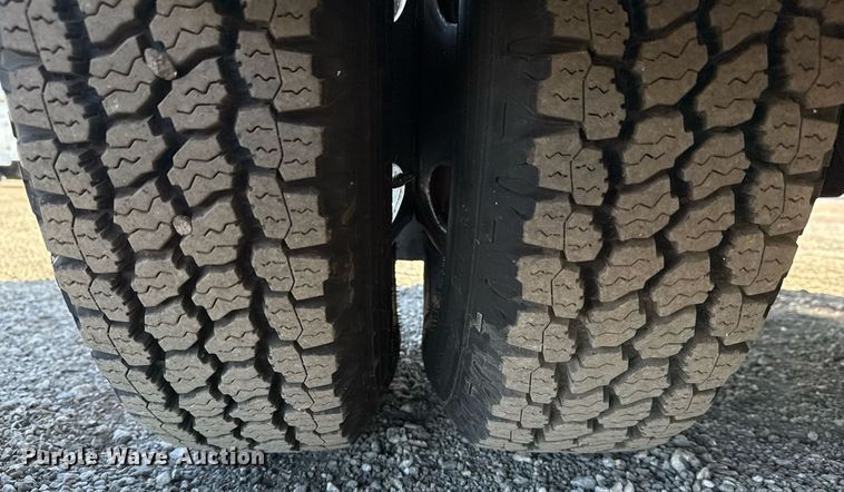 image for item EG2487 2003 Isuzu  NPR sprayer truck 