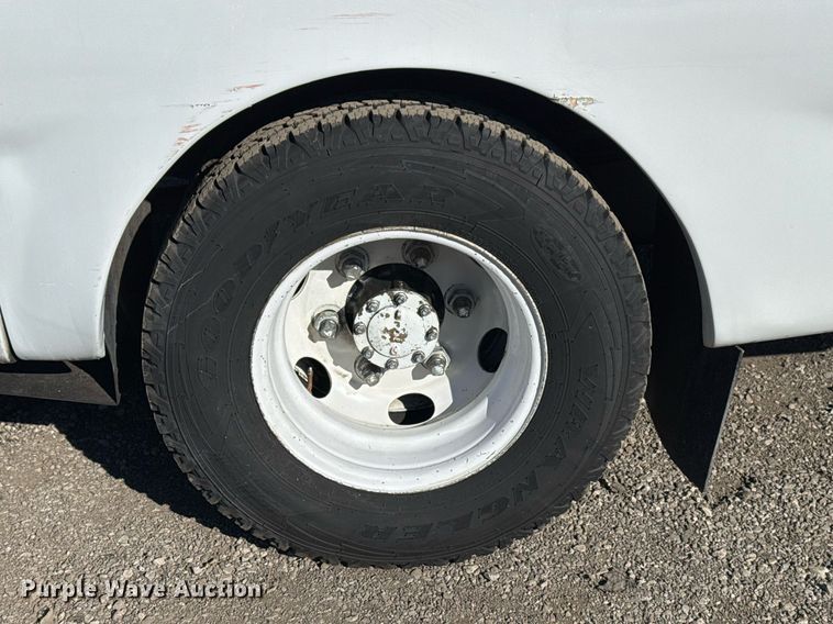 image for item EG2487 2003 Isuzu  NPR sprayer truck 