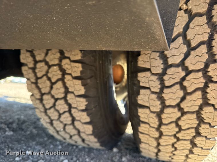 image for item EG2487 2003 Isuzu  NPR sprayer truck 