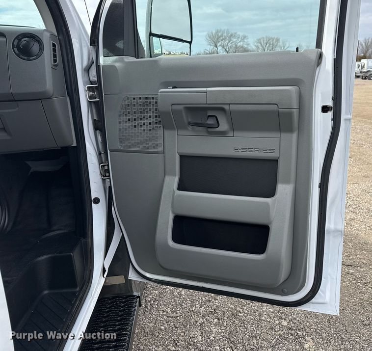 image for item EG2489 2019 Ford E450 Super Duty refrigerated truck