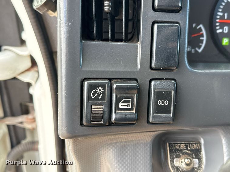 image for item EG2492 2014 Isuzu NPR flatbed truck