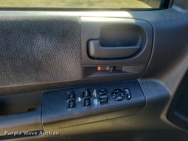 image for item EJ8176 2002 Dodge Dakota Sport Quad Cab pickup truck