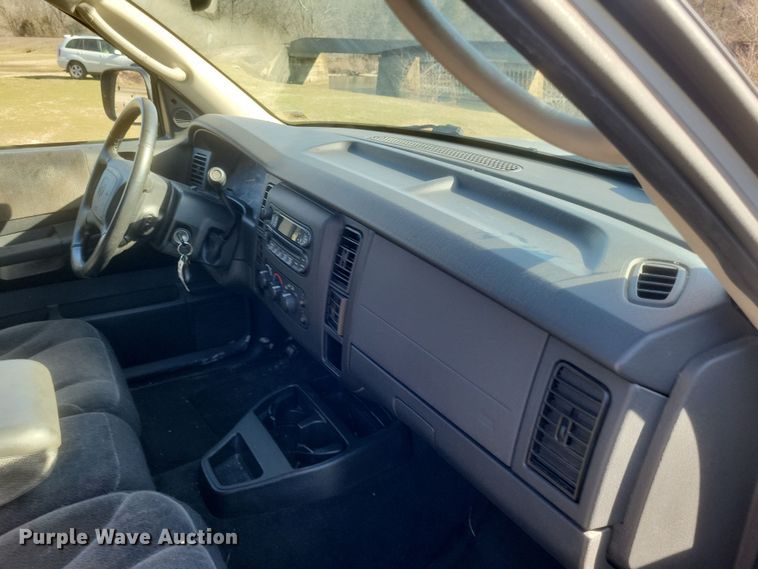 image for item EJ8176 2002 Dodge Dakota Sport Quad Cab pickup truck