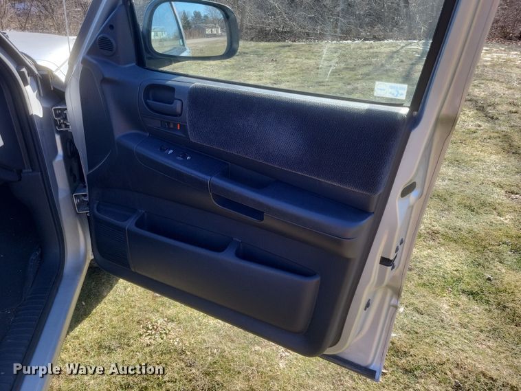 image for item EJ8176 2002 Dodge Dakota Sport Quad Cab pickup truck