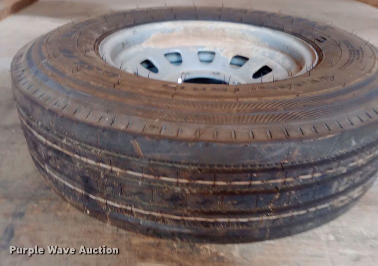 image for item EO0553 2009 Forest River Express enclosed cargo trailer