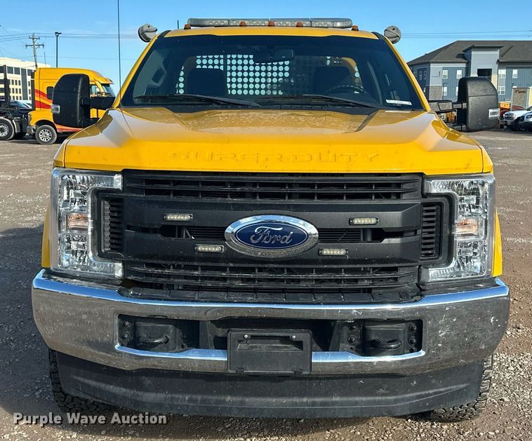 image for item ER4905 2019 Ford F350 Super Duty XL utility bed pickup truck