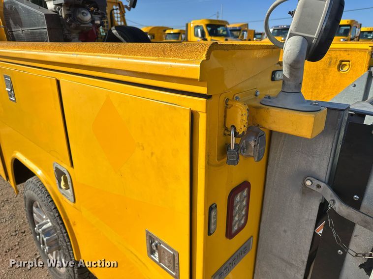 image for item ER4905 2019 Ford F350 Super Duty XL utility bed pickup truck