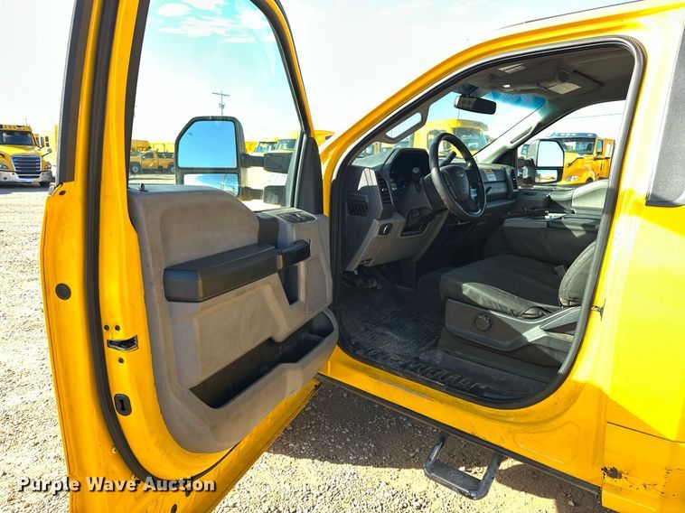 image for item ER4905 2019 Ford F350 Super Duty XL utility bed pickup truck