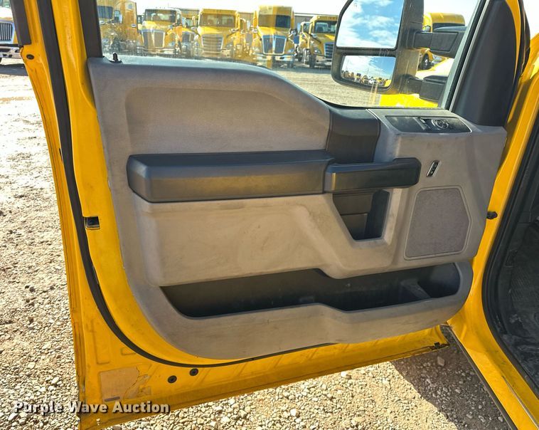 image for item ER4905 2019 Ford F350 Super Duty XL utility bed pickup truck