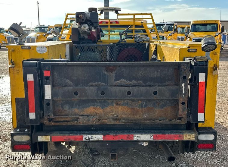 image for item ER4906 2015 Chevrolet Silverado 3500HD utility bed pickup truck