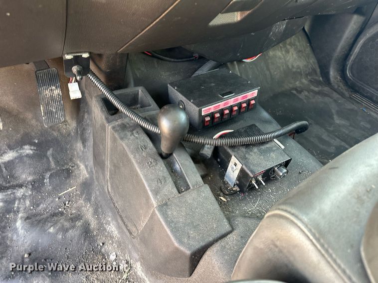 image for item ER4906 2015 Chevrolet Silverado 3500HD utility bed pickup truck