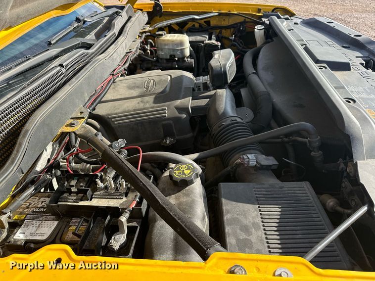 image for item ER4906 2015 Chevrolet Silverado 3500HD utility bed pickup truck