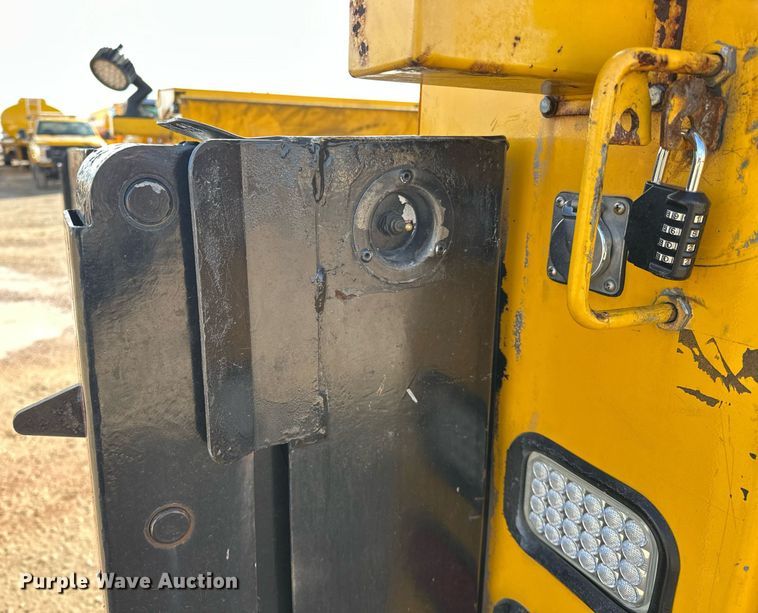 image for item ER4908 2016 Ford F350 Super Duty XL utility bed pickup truck