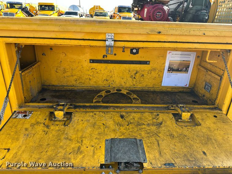 image for item ER4908 2016 Ford F350 Super Duty XL utility bed pickup truck