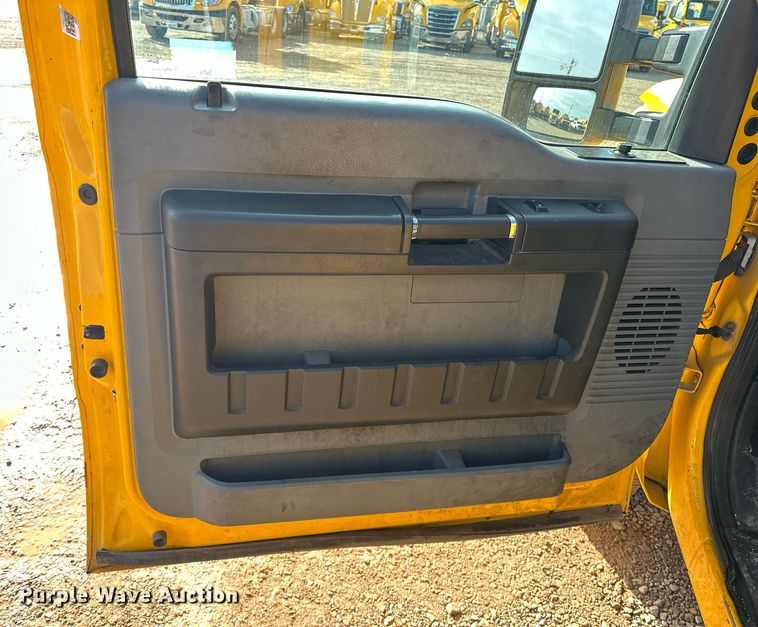 image for item ER4908 2016 Ford F350 Super Duty XL utility bed pickup truck