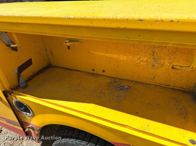 image for item ER4909 2015 Chevrolet Silverado 3500HD utility bed pickup truck