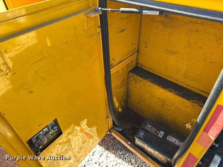 image for item ER4909 2015 Chevrolet Silverado 3500HD utility bed pickup truck