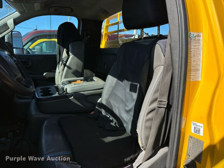 image for item ER4909 2015 Chevrolet Silverado 3500HD utility bed pickup truck