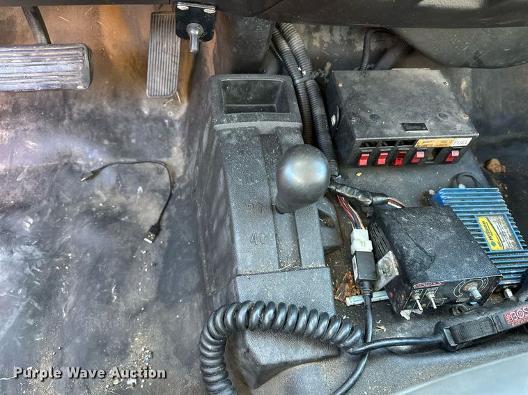 image for item ER4909 2015 Chevrolet Silverado 3500HD utility bed pickup truck