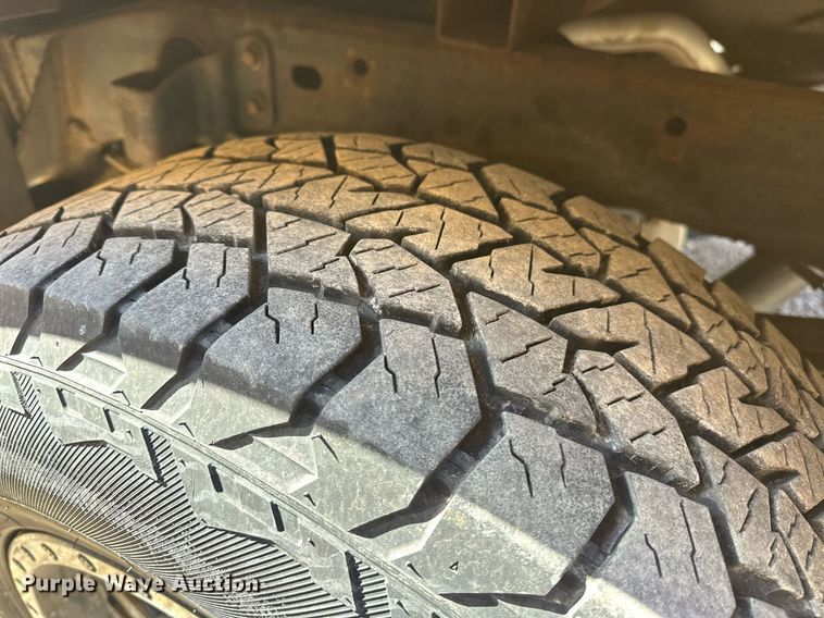 image for item ER4909 2015 Chevrolet Silverado 3500HD utility bed pickup truck