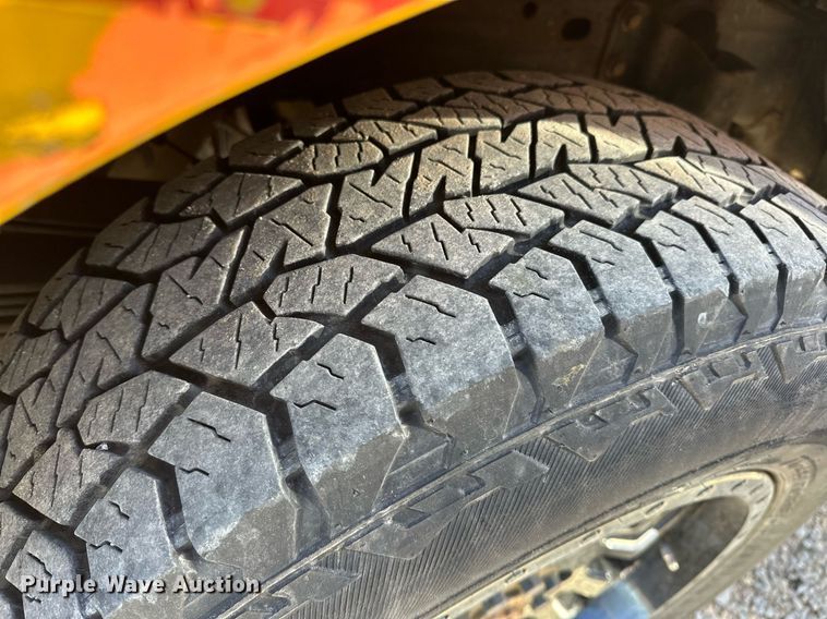 image for item ER4909 2015 Chevrolet Silverado 3500HD utility bed pickup truck