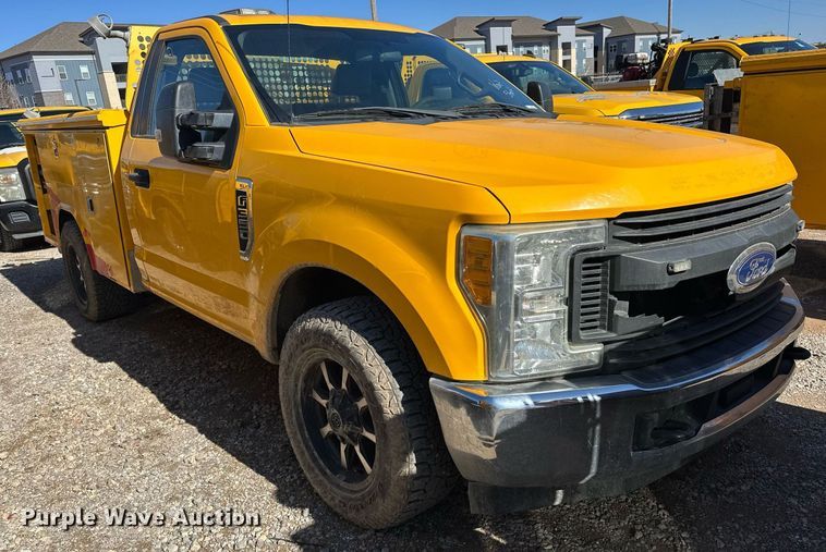 image for item ER4910 2017 Ford F350 Super Duty XL utility bed pickup truck