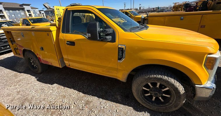 image for item ER4910 2017 Ford F350 Super Duty XL utility bed pickup truck