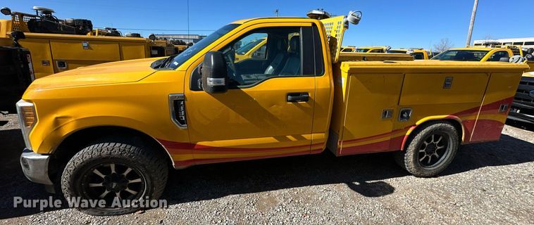 image for item ER4910 2017 Ford F350 Super Duty XL utility bed pickup truck